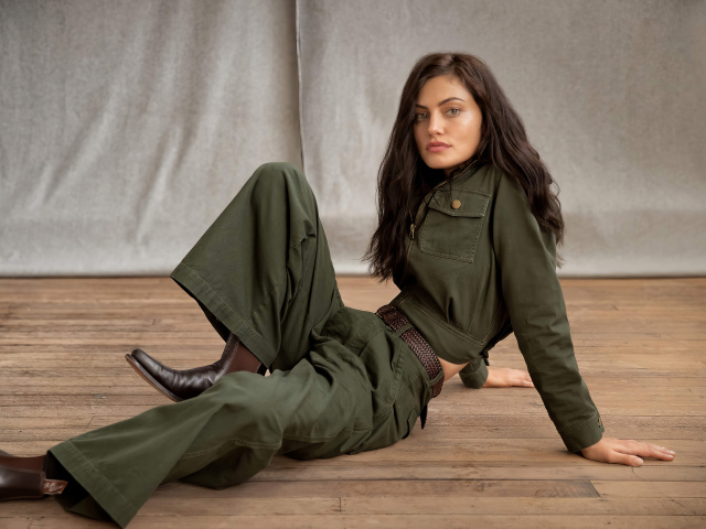 Актриса Фиби Тонкин в костюме на полу