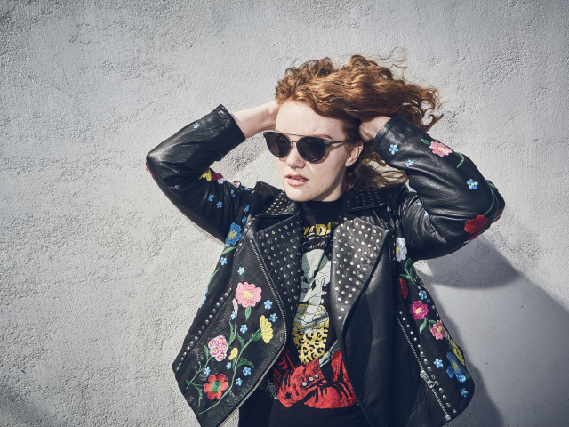 Актриса Шеннон Пёрсер в кожаной куртке у стены