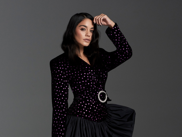 Актриса Ванесса Хадженс в костюме на сером фоне