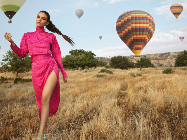 Актриса Виктория Джастис в красном платье на поле с воздушными шарами 