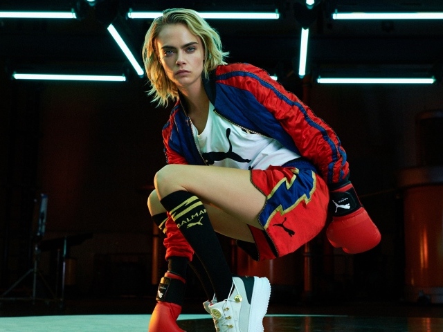 Актриса и модель Кара Делевинь в боксерских перчатках