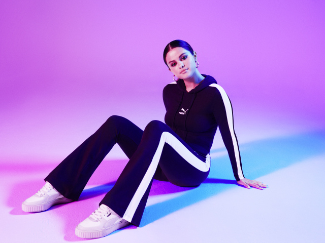 Актриса и певица Селена Гомез в костюме  PUMA 