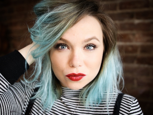 Американская актриса Аманда Фуллер с голубыми волосами