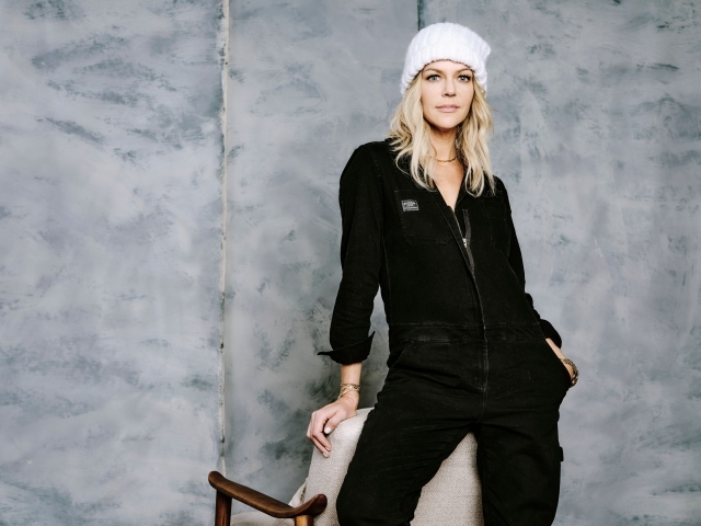 Американская актриса Кейтлин Олсон  в черном костюме