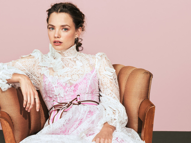 Американская актриса Кристин Фросет в розовом платье в кресле