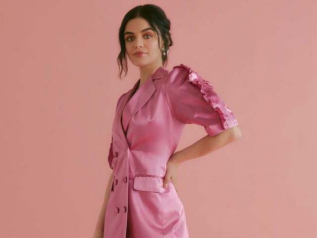 Американская актриса Люси Хейл в розовом платье