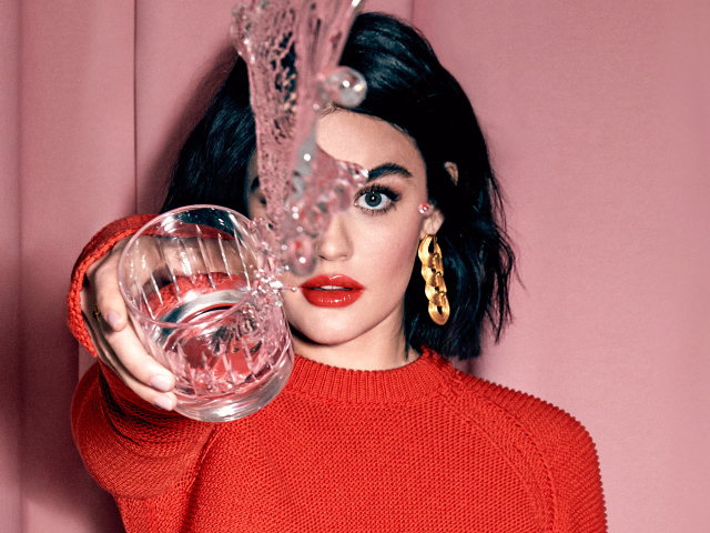 Американская актриса Люси Хейл со стаканом воды