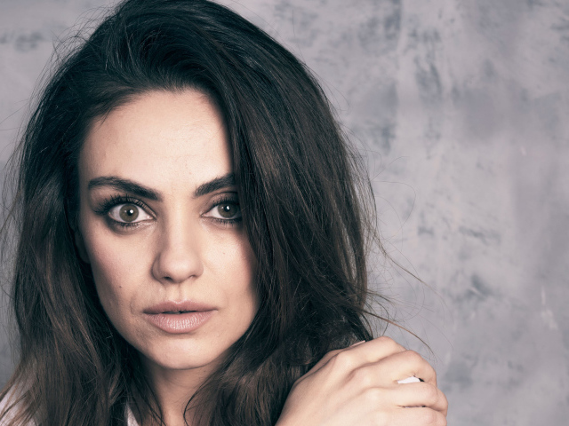 Американская актриса Мила Кунис на сером фоне