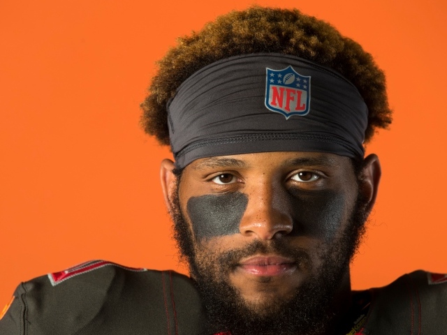 Игрок в американский футбол O. J. Howard лицо крупным планом