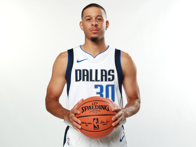 Баскетболист Сет Карри с мячом в руках на белом фоне