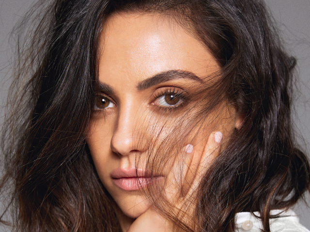 Красивая актриса Мила Кунис лицо крупным планом