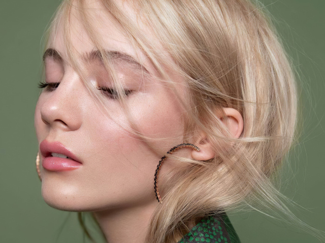 Красивая блондинка, актриса Фрейя Аллан лицо крупным планом