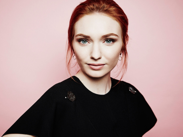 Красивая рыжеволосая актриса Элеонор Томлинсон на розовом фоне