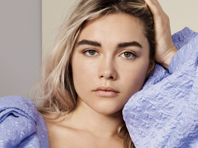 Британская актриса Флоренс Пью с рукой в волосах