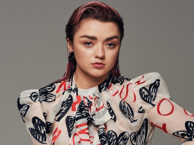 Британская актриса Мэйси Уильямс с розовыми волосами