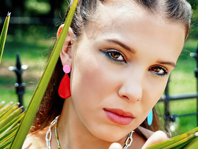 Британская актриса и певица Милли Бобби  Браун крупным планом