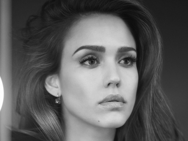 Лицо актрисы Джессики Альбы черно белое фото 
