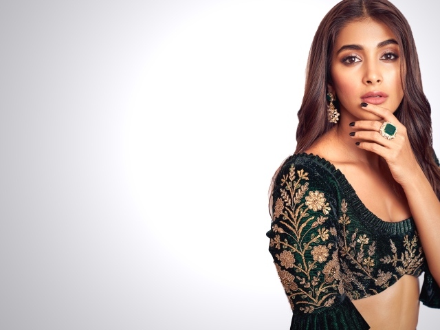 Индийская актриса Пуджа Хегде в красивом сари