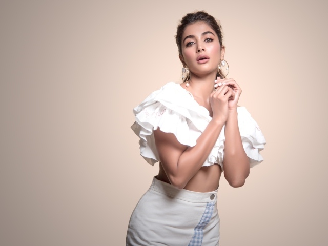 Индийская актриса Пуджа Хегде в белом костюме