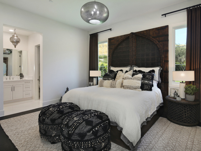 Большая спальная комната с кроватью и ванной комнатой 