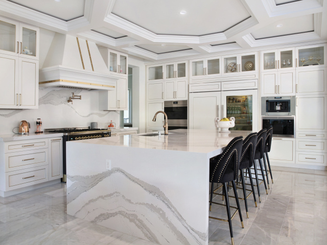 Большая спальня с черными кожаными стульями 