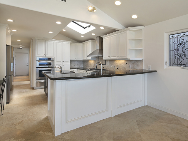 Большая светлая кухня в квартире 