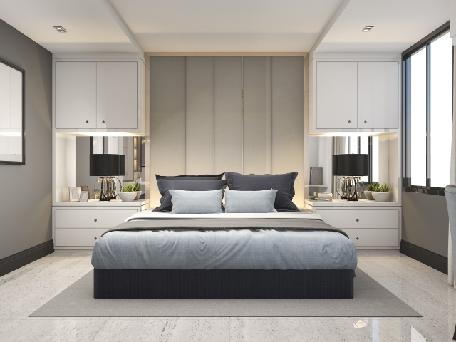 Большая двуспальная кровать в серой спальне