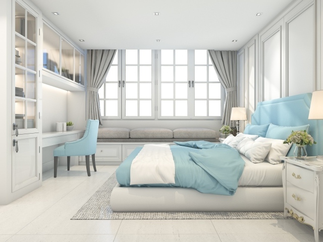 Большая спальня в серых тонах с кроватью и окнами