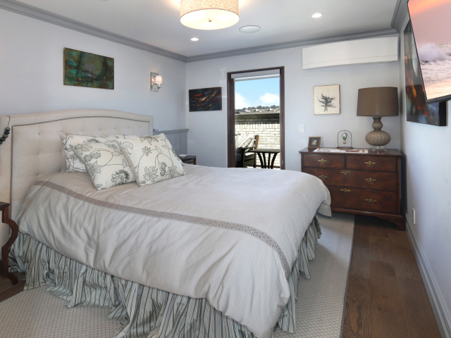 Большая мягкая кровать в спальной комнате