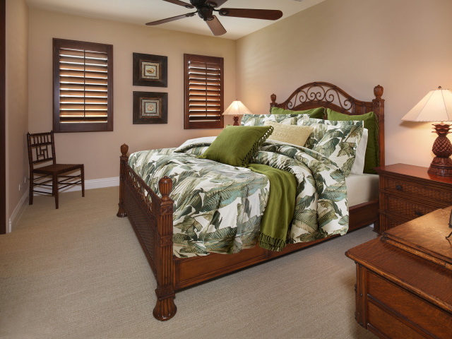 Большая деревянная кровать в спальне 