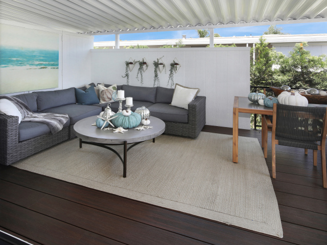 Гостиная комната с большим серым диваном