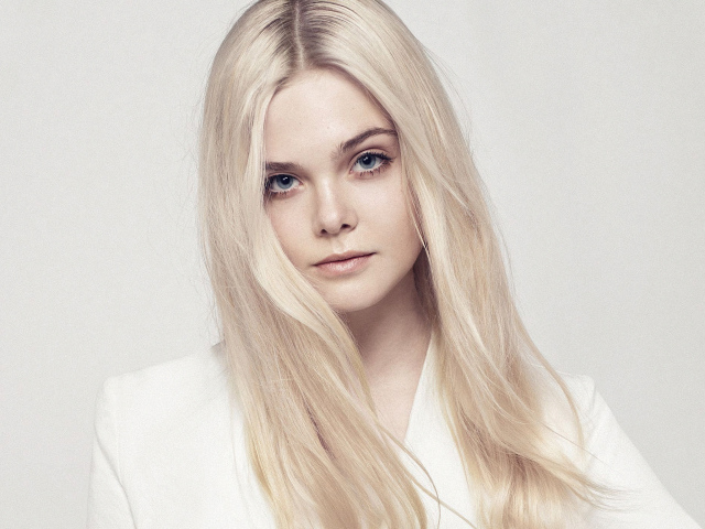 Длинноволосая актриса Эль Фэннинг на сером фоне