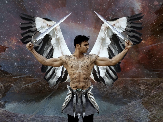 Мужчина боевой ангел с татуировками на теле 