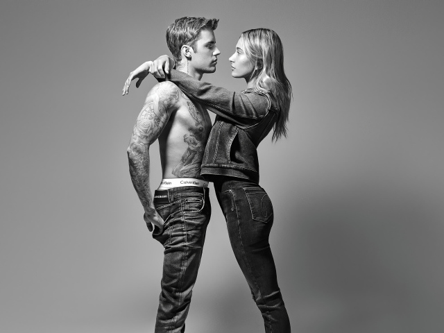 Модель Хейли Болдуин и певец  Джастин Бибер на сером фоне 