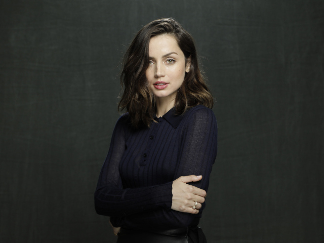 Скромная девушка, актриса Ана де Армас 