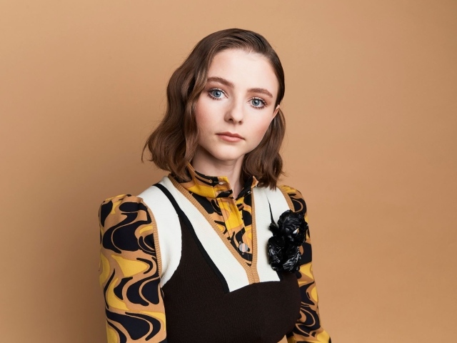 Новозеландская актриса Томасин Маккензи на коричневом фоне