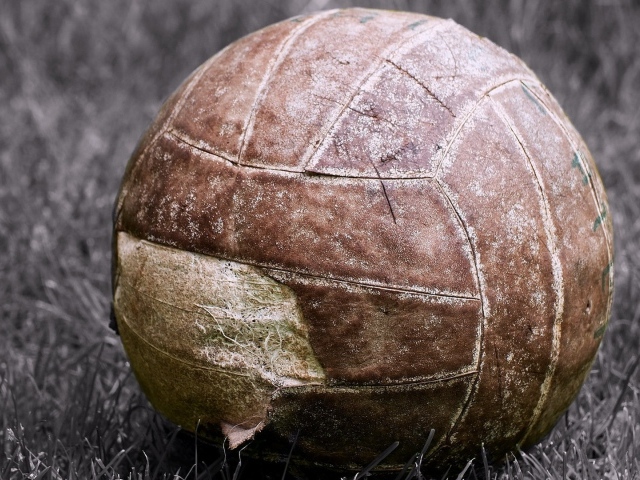 Старый мяч лежит на поле