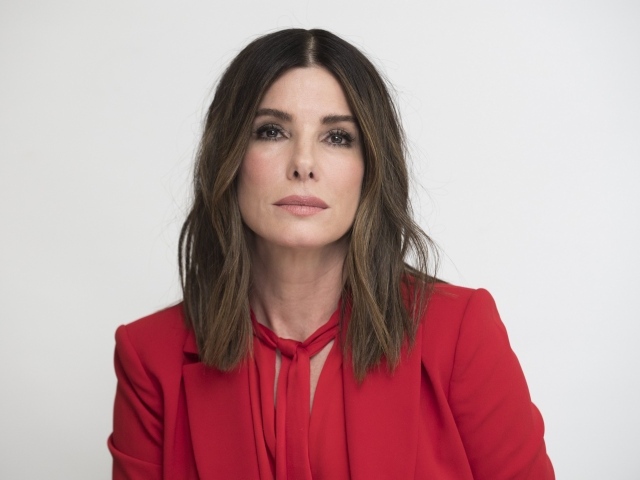 Популярная актриса Сандра Буллок в красном костюме 