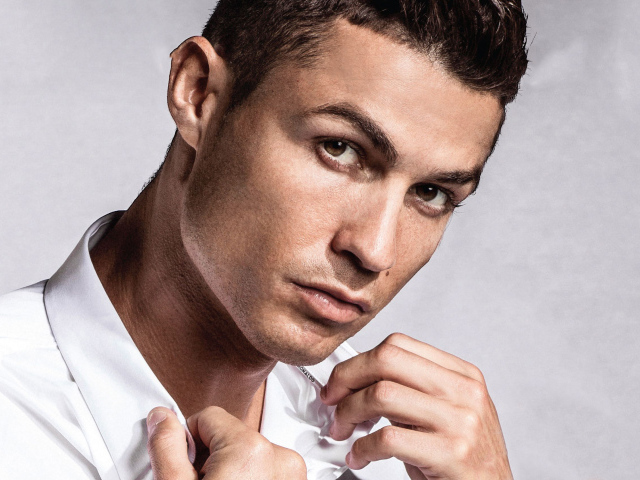 Португальский футболист Криштиану Роналду в белой рубашке