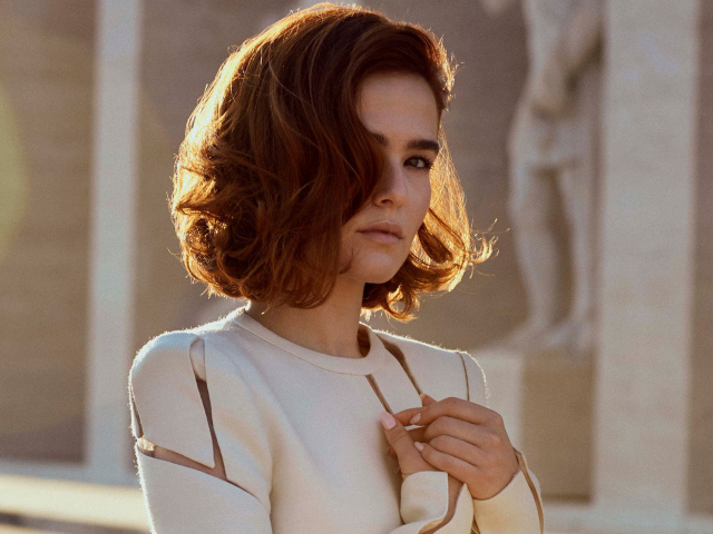 Рыжеволосая девушка, актриса Зои Дойч