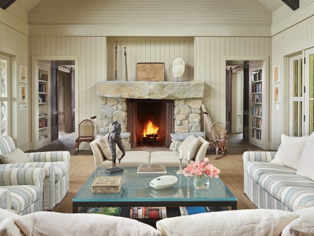 Богатый интерьер гостиной комнаты с камином