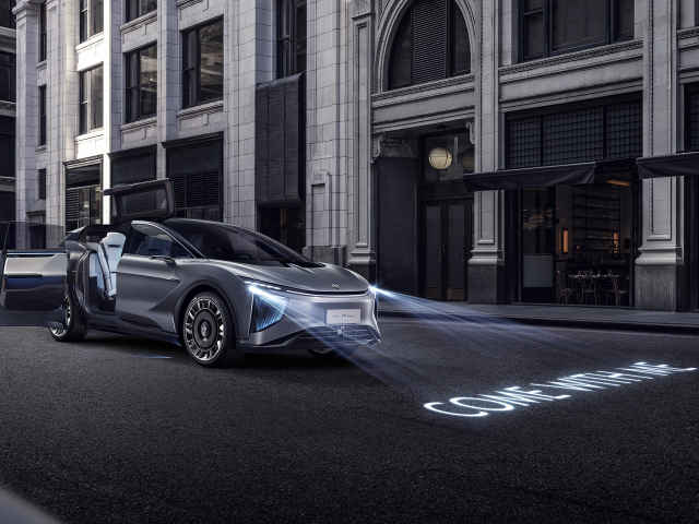 Серебристый электрокроссовер  HiPhi 1,  2020 года на улице города