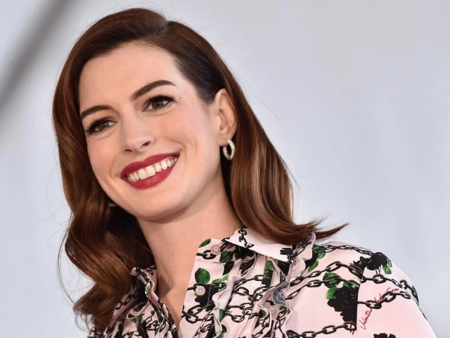 Улыбающаяся актриса Энн Хэтэуэй 