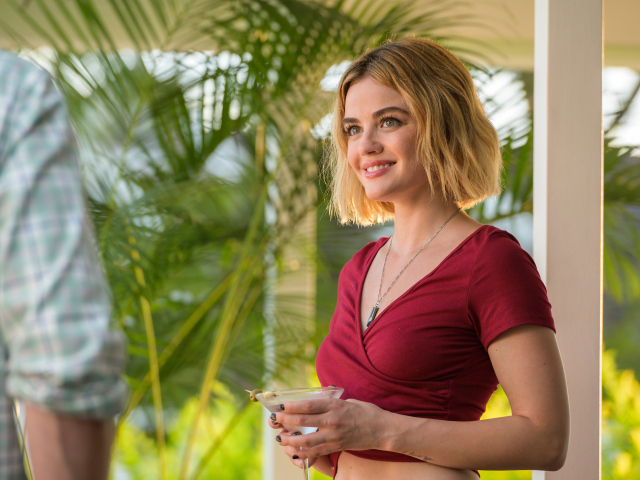 Улыбающаяся актриса Люси Хейл с коктейлем в руке