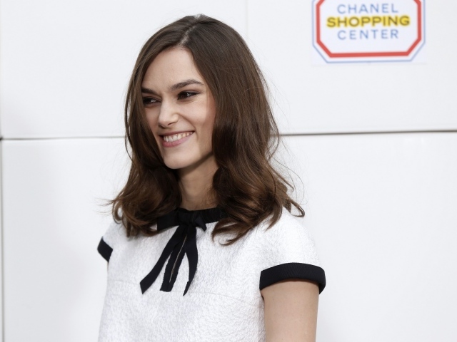 Улыбающаяся девушка, актриса Кира Найтли в платье