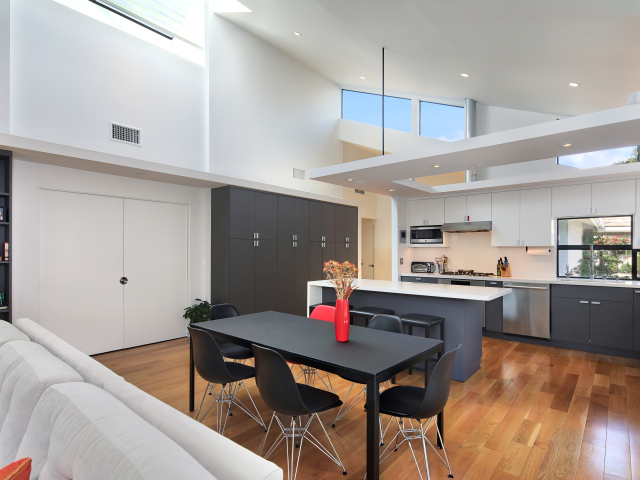 Просторная кухня в серо-белых тонах 