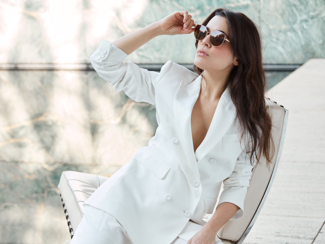 Испанская киноактриса Адриана Угарте в белом костюме