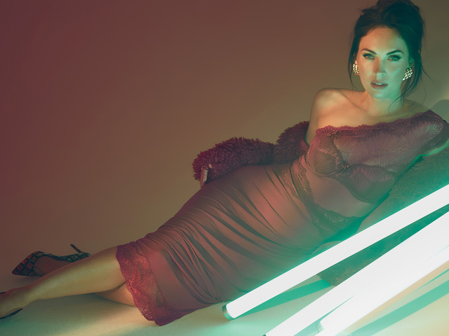 Эффектная актриса Меган Фокс  в красном платье