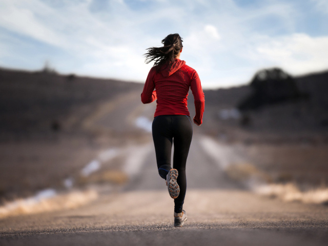 Спортивная девушка занимается бегом