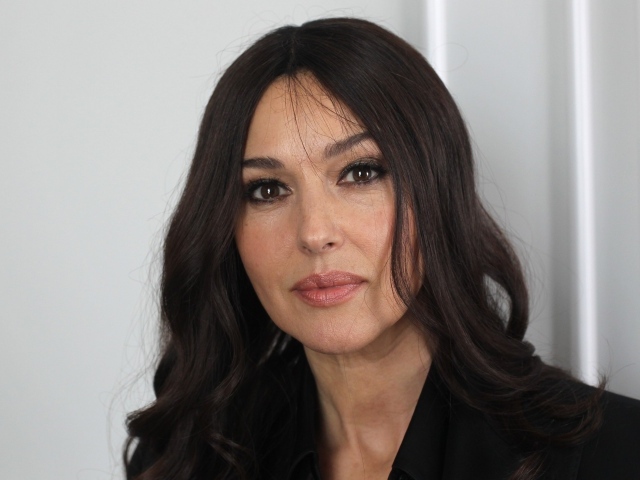 Стильная актриса Моника Беллуччи в черном костюме